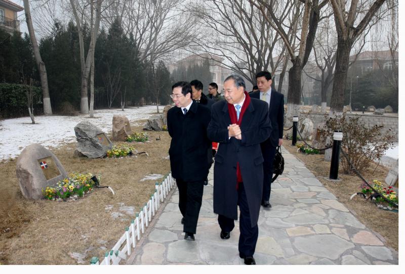 Representatives of Beijing Red Cross visit China World Peace Foundation